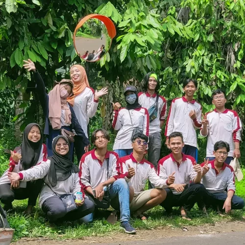 Mahasiswa KKN-T Umaha Berikan Mirror Convex untuk Keselamatan Pengendara di Desa Panglungan Wonosalam