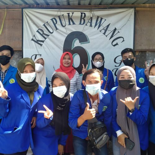 Mahasiswa Kelompok 39 Gandeng Mitra “Krupuk Bawang 6 Saudara” dalam Program KKNT-KWU UMAHA 2021