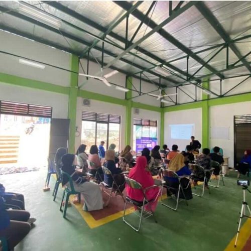 Mahasiswa KKN UMAHA Kelompok 6, Gelar Pelatihan Pasar Online di Sumberejo, Wonosalam-Jombang