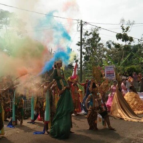 Desa Sumberjo Gelar Acara Karnaval dan Kirab Hasil Sedekah Bumi Guna Meriahkan HUT Ke-77 RI di dukung oleh Mahasiswa KKN UMAHA