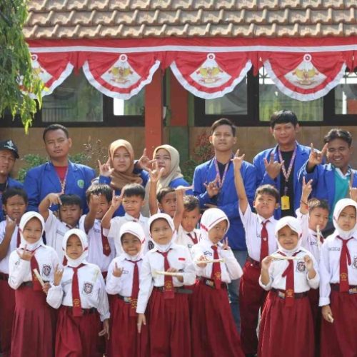 TUMBUHKAN RASA EMPATI, TIM KKN UMAHA AJARKAN BAHASA ISYARAT